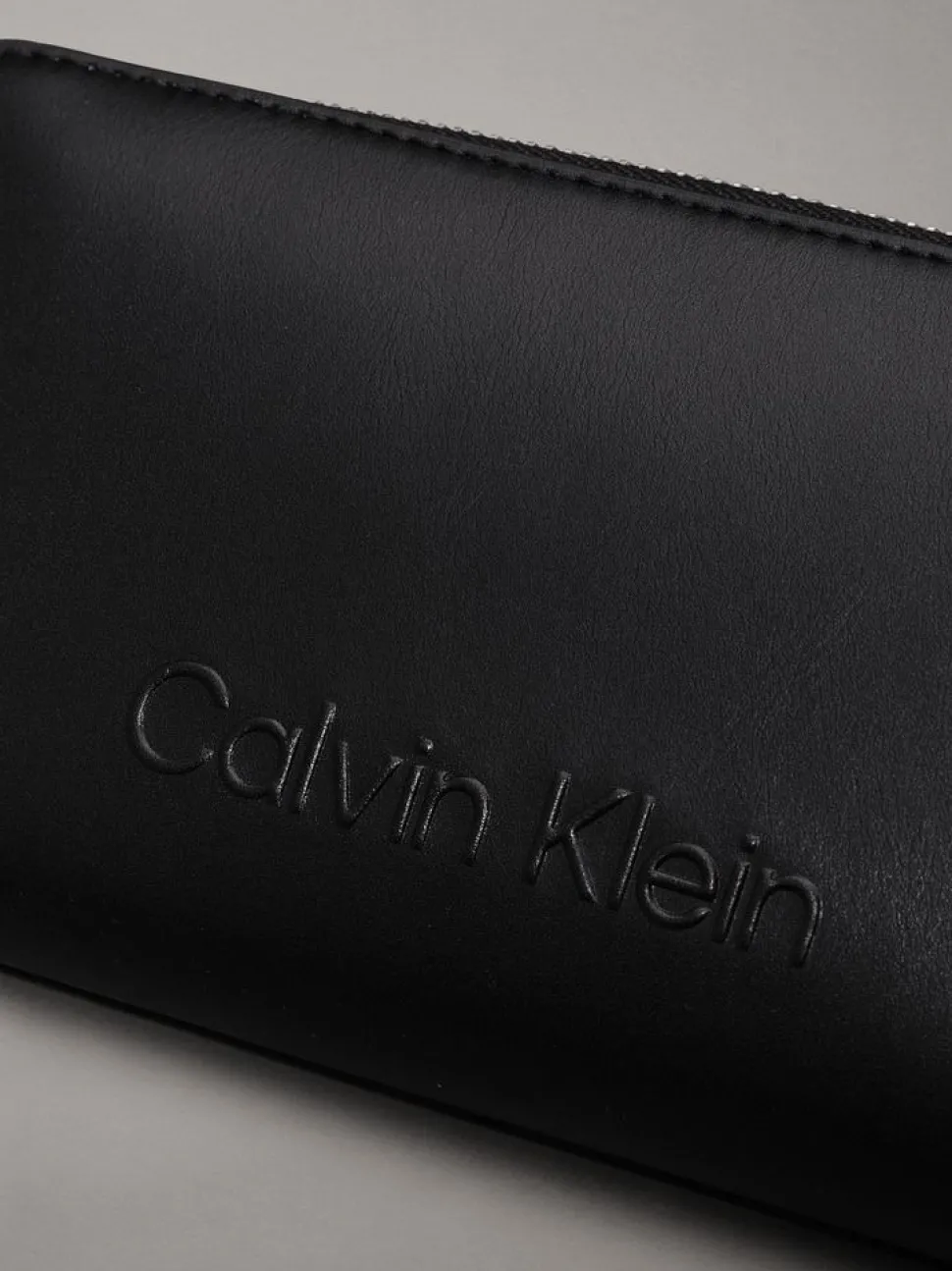 Portafoglio donna con zip Calvin Klein Nero
